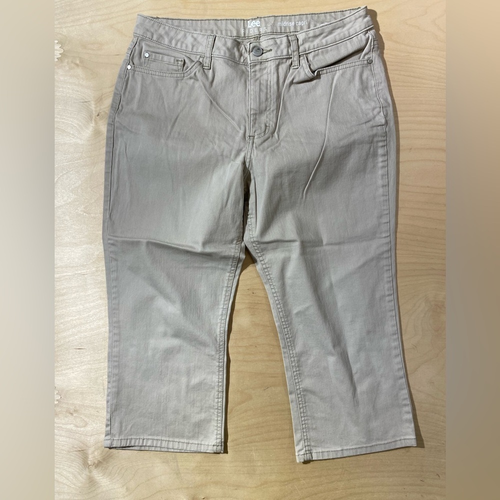 Lee Light Taupe Mid Rise Capri Pants 12M (QW)